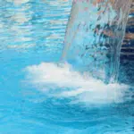 cascata di acqua termale nella piscina principale delle terme