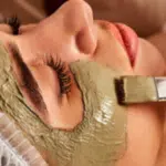 applicazione di fango termale sul viso di una ragazza