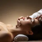 Ragazza che si rilassa durante un massaggio viso