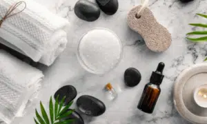 set benessere che viene dato alle terme e si compone di olio, spugna e pietre naturali