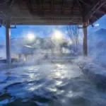 veduta notturna delle terme con acqua calda a 40 gradi